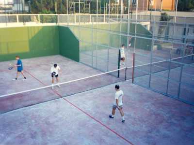 � infatti il 1997 quando il giocatore barese di squash Dino Ranieri, dopo un viaggio in Argentina, intuisce che questo sport con pallina e racchetta di derivazione tennistica pu� avere successo anche da noi